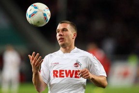 疫情后首次大规模国际足球比赛观众重返赛场，氛围火爆，因疫情影响足球比赛单场换人名额增至4人