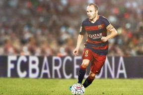 冠军球队球员参与公益拍卖筹款支持基层体育设施，冠军球场