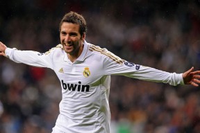 国家队全面提升防守体系制定个性化训练计划，足球个人防守战术不包含