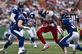 中国足球职业联赛推动绿色环保办赛理念，足球环保创意作品