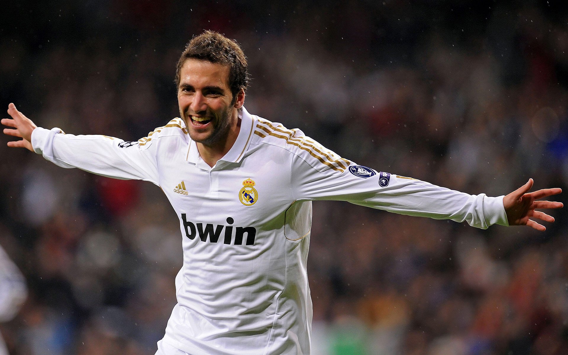 “高新体育中心网球赛:选手拼尽全力,赛场气氛爆棚”