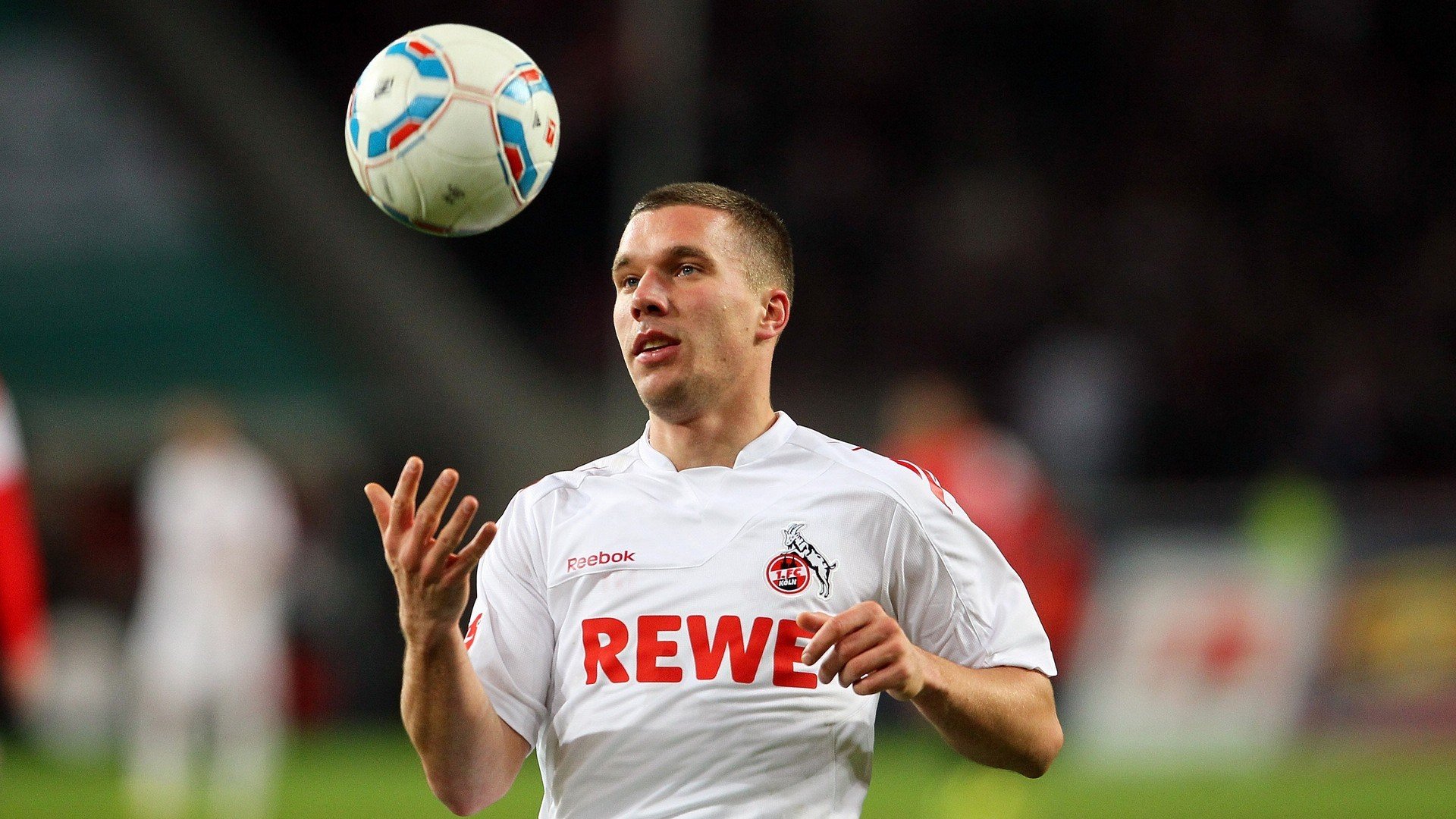 疫情后首次大规模国际足球比赛观众重返赛场,氛围火爆,因疫情影响足球比赛单场换人名额增至4人