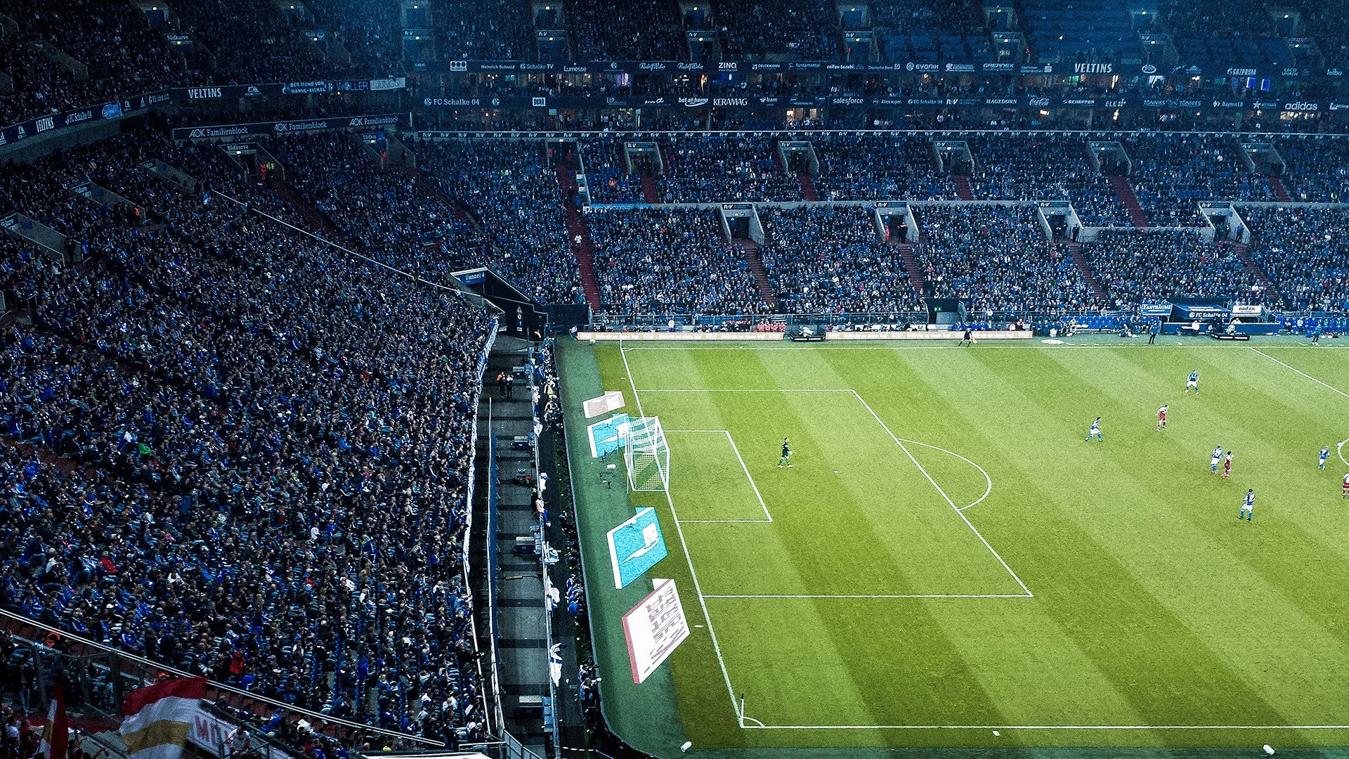 简:凭借灵活的跑位和出色的带球能力,成为全黑队进攻核心